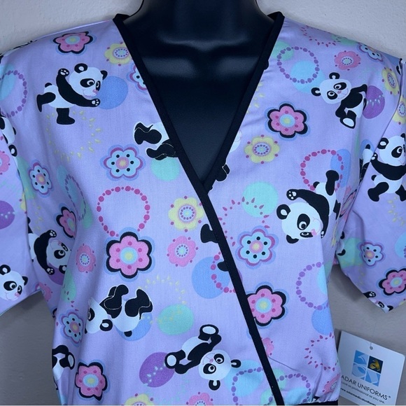 NEW ADAR MEDOUM SCRUBS TOP BELTED SHORT SLEEVE FLORAL PANDS PURPLE COLORFUL - Picture 6 of 9